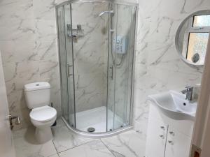 4 bedroom, 8 single beds, with free parking & wifi near new walkway