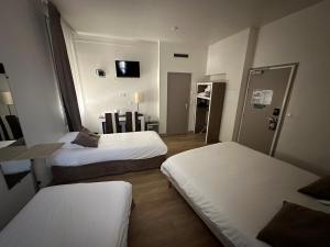 Hotels KYRIAD ORANGE Centre Ville - HOTEL & RESTAURANT & BAR - La Galerie d'Art des Princes - Provence Alpes Cote d'Azur - France - Proche A7-A9 - exit21- Chateauneuf-du-Pape Avignon Bollene Nimes - 24h-24h : Chambre Quadruple Confort - 1 Hébergement avec Lit Double et 2 Lits Simples