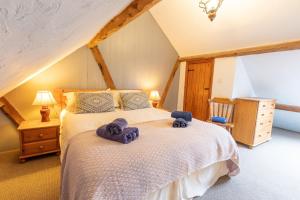 Smiddy Cottage, Historic Village Hub with Spacious Lounge, High Ceilings, and Wood Stove