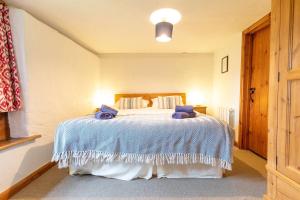 Smiddy Cottage, Historic Village Hub with Spacious Lounge, High Ceilings, and Wood Stove