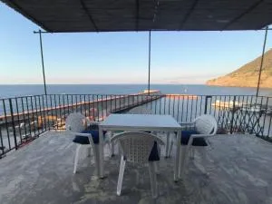 Casa Uva, sul porto di Malfa - ليني