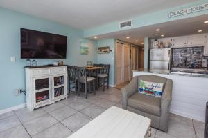 Island Winds East #205