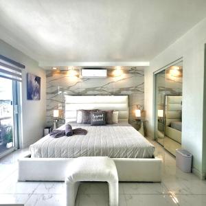 Luxurious Waterfront 2 room apartment- Remodeled- Free parking- 5min drive to Miami Beach