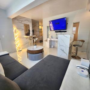 Luxurious Waterfront 2 room apartment- Remodeled- Free parking- 5min drive to Miami Beach