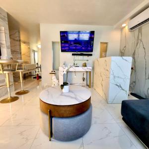 Luxurious Waterfront 2 room apartment- Remodeled- Free parking- 5min drive to Miami Beach