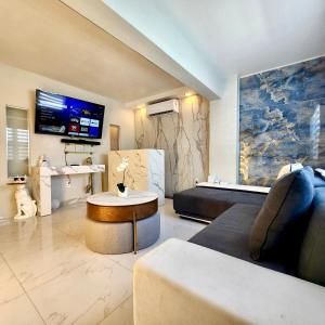 Luxurious Waterfront 2 room apartment- Remodeled- Free parking- 5min drive to Miami Beach