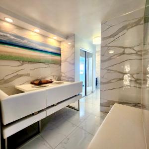 Luxurious Waterfront 2 room apartment- Remodeled- Free parking- 5min drive to Miami Beach