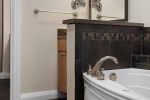 Beautiful Resort in Great Smokies Lodge 1BD Deluxe near Hillside Winery