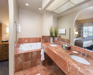 Beautiful Hotel in Legacy Golf Resort - 2BD Sleeps