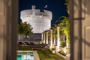 HERITAGE VILLA SPINDLER by DuHomes