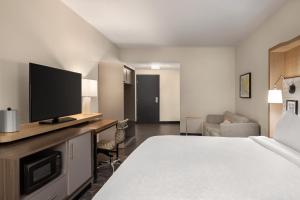 Premium King Room - Disability Access room in Holiday Inn - Cheshire - Southington an IHG Hotel