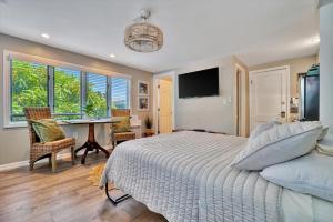 Luxury Waterside Suite 2mins 2 beach & heated pool