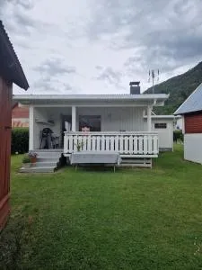 Feriehus ved fjorden i Solvorn - 苏尔沃伦