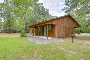 half Mi to Greers Ferry Lake Quiet Cabin with Porch - Pangburn