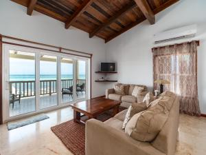 Residences at Barrier Reef 1-1C Oceanfront 2 BR by Stay Floreo