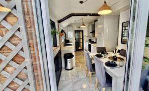 4 Bed House - Sleeps 8 - Garden - Parking - Wifi