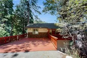 Cottage by the Lake - Crest Park