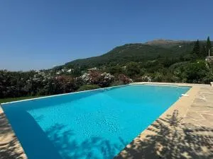 Côte d'Azur villa d'architecture méditerranéenne Vence entre mer et montagne - Coursegoules