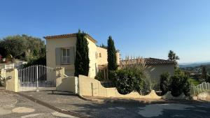 Villas Cote d-Azur villa d-architecture mediterraneenne Vence entre mer et montagne : photos des chambres