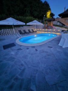 Kuća sa bazenom za odmor i domjenke MARIS