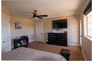 Tacit Shadow Resort Escape Dual Suite, Gym, Coffee Bar, Hot-Tub, Free Laundry, Food Available