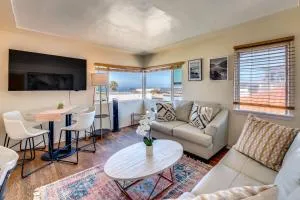 Walk to Shore Ocean-View Manhattan Beach Apt! - El Segundo