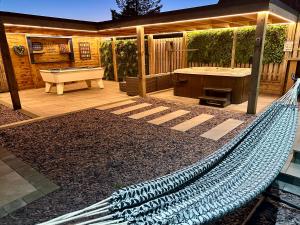 Hazells Lodge Farm Stay Sleeps 2 Undercover Hottub and Pool Table