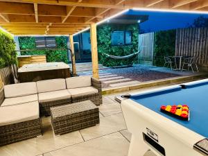 Hazells Lodge Farm Stay Sleeps 2 Undercover Hottub and Pool Table