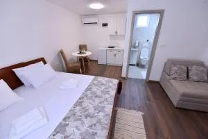 Airport Apartments TRI HRASTA - Golubovci