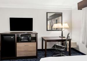 Queen Room with Bathtub - Mobility Access room in Best Western Plus Slidell Hotel