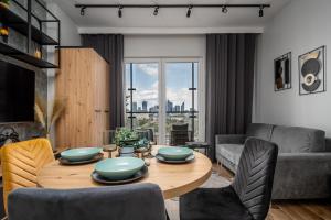 Wola Tower Deluxe Separate Bedroom with Free Garage - by Perfect Apart