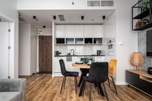 Wola Tower Deluxe Separate Bedroom with Free Garage - by Perfect Apart