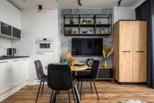 Wola Tower Deluxe Separate Bedroom with Free Garage - by Perfect Apart