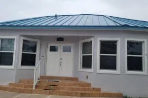 Stylish 2 bedroom home Steps from private beach - Waveland