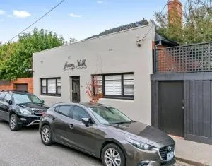 Spacious, Stylish House with Private Courtyard near Shops, Cafes, Beach and Tram - Middle Park