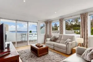 Beach Haven - Gorgeous 2 Bedroom Townhouse Opposite the Beach - Kingston