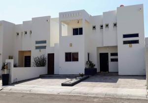 Residencia en Privada con Casa Club y Alberca
