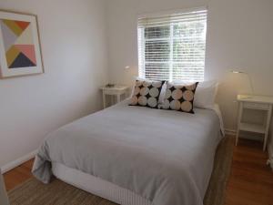 Big A1 Art Deco Apt with stunning city & beach views