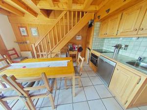 Maisons de vacances Spacieux Duplex avec Balcon aux Saisies, 4 Chambres, 8 Personnes, Garage Inclus - FR-1-594-328 : photos des chambres