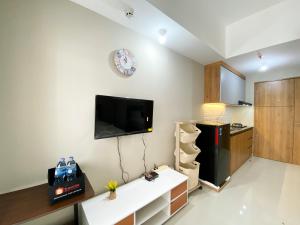 Homey and Cozy Stay Studio Gateway Park LRT City Jatibening Apartment By Travelio
