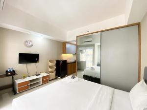 Homey and Cozy Stay Studio Gateway Park LRT City Jatibening Apartment By Travelio