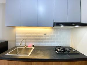 Homey and Cozy Stay Studio Gateway Park LRT City Jatibening Apartment By Travelio