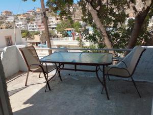 Carob Tree apartment, Tris Ekklisies