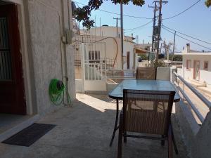 Carob Tree apartment, Tris Ekklisies