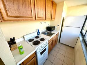 Ocean Canal Mountain View Steps from Waikiki Beach 6person