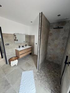 Villas Villa moderne piscine privative hauteurs de Nimes : photos des chambres