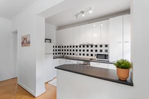 Comfy One-Bedroom Unit Between City and Airport