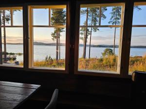 Mökki järven rannalla, Matkailukartano Kivennapa