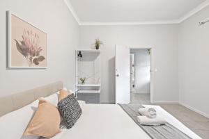 Rustic Queen Room - Conveniently Located - Shared Bathroom