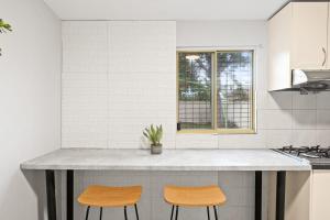 Rustic Queen Room - Conveniently Located - Shared Bathroom